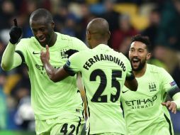 El tercer gol se dio al minuto 89 por parte de Touré (izq), quien lo celebró. AFP / S. Supinsky