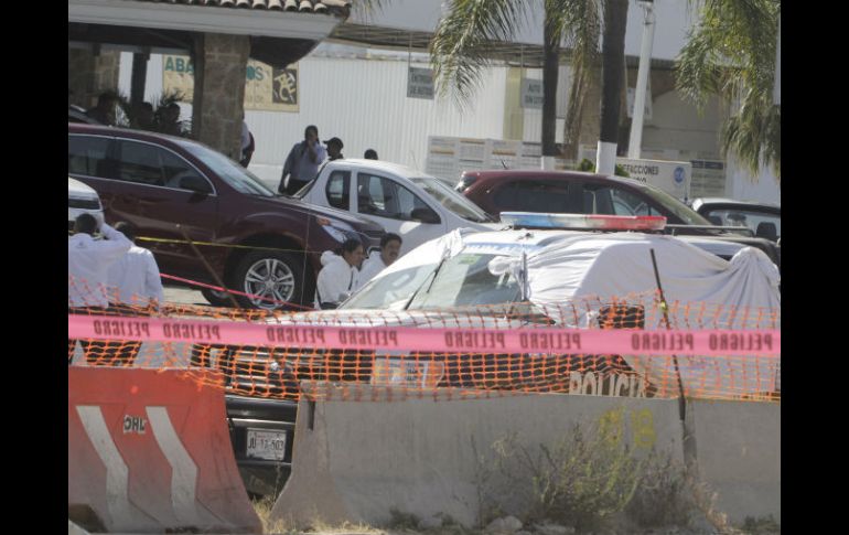 Los tres elementos fueron asesinados esta tarde mientras iban abordo de una patrulla sobre avenida Revolución. EL INFORMADOR / R. Tamayo