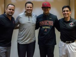Martínez (centro) que pasa de los Toros de Tijuana al Diamondbacks, expresó que está emocionado y nervioso a la vez. ESPECIAL / torosdetijuana.com