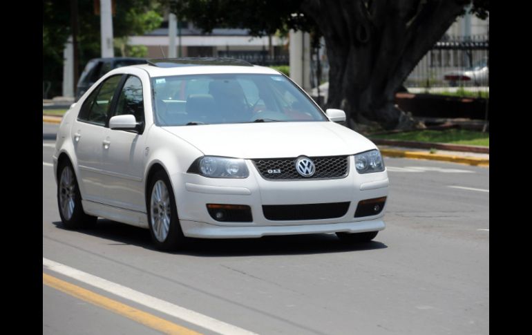 Antes del cambio de neumáticos, debes ubicar el vehículo en un lugar de piso firme y nivelado. EL INFORMADOR / ARCHIVO