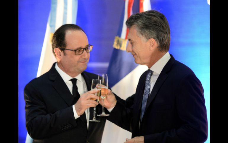 El presidente francés, Francois Hollande y su homólogo argentino, Mauricio Macri. AFP / S. de Sakutin