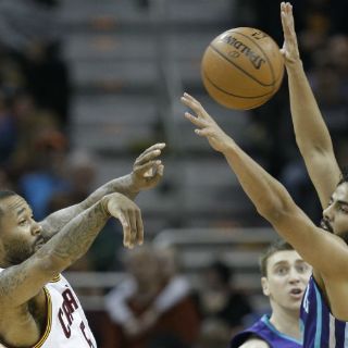 Jorge Gutiérrez tiene buen debut individual con Hornets