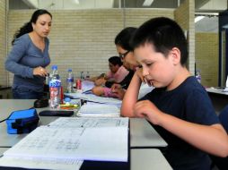 Carlos reconoció que empezó nervioso, pero sabe que lo hizo muy bien. ESPECIAL / dgcs.unam.mx