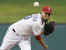 El año pasado Yovani defendió la franela de los Rangers de Texas. AP / ARCHIVO