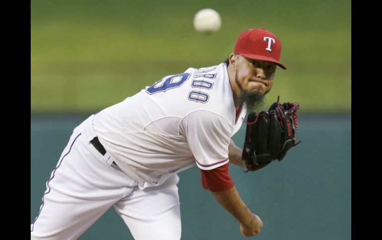 El año pasado Yovani defendió la franela de los Rangers de Texas. AP / ARCHIVO