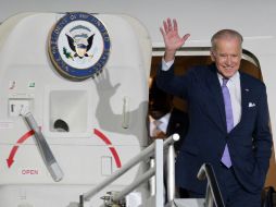 Alrededor de las 23:57 horas, Biden descendió del avión desde donde saludó a los presentes. NTX / J. Pazos