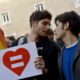 Italia aprueba modificar texto sobre unión homosexual