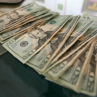 El dólar retrocede al cierre de la jornada, se cotiza en 18.40 pesos