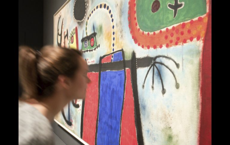 La muestra recoge obras voluminosas en las que Miró pinto sobre superficies peculiares. EFE / A. Heinl