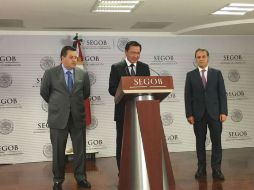 Osorio Chong pide que Begné (d) que trabaje de cerca con la sociedad mexicana y que su trabajo vaya enfocado a los niños. TWITTER / @SEGOB_mx