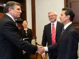 Farr expresa a Peña Nieto el interés de Emerson Electric por contribuir a expandir la infraestructura energética. TWITTER / @PresidenciaMX