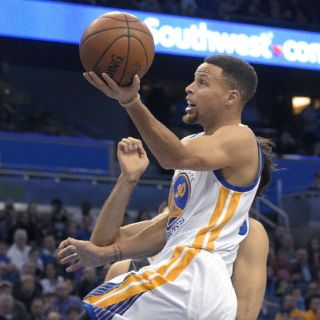 Curry lidera espectacular voltereta de Warriors