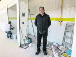 Ernesto Contreras alista su nuevo local en el Mercado Corona donde seguirá la tradicional menudería 'Martha'. EL INFORMADOR / R. Tamayo