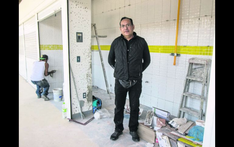Ernesto Contreras alista su nuevo local en el Mercado Corona donde seguirá la tradicional menudería 'Martha'. EL INFORMADOR / R. Tamayo