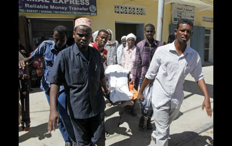 En el atentado llevado a cabo en los jardines junto al hotel, resultaron heridas 10 personas. AP / F. A. Warsameh