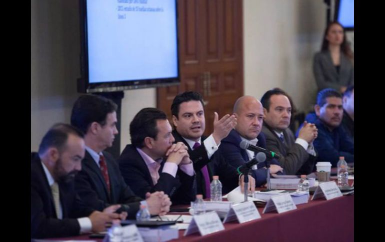 Durante la reunión, Aristóteles Sandoval plantea la posibilidad de realizar un estacionamiento en Periférico y Laureles. TWITTER / @AristotelesSD