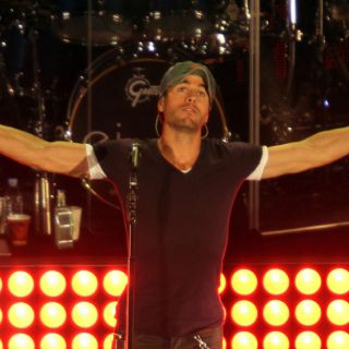 Acusan a Enrique Iglesias de estar borracho en concierto