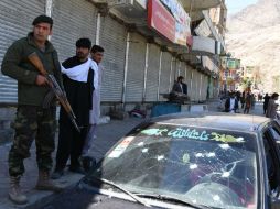 Autoridades custodian el sitio, en donde se pueden apreciar los daños causados por la explosión. EFE / G. Habibi
