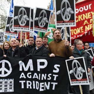 Miles protestan en Londres contra las armas nucleares