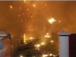 El fuego cayó sobre las butacas de plástico, lo que contribuyó a su propagación. TWITTER / @PoliciaTorreon