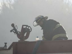 Elementos de la corporación trabajan en el enfriamiento y remoción de los escombros. EL INFORMADOR / ARCHIVO