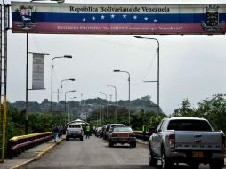 Los pasos se abrieron y pudieron cruzar 416 vehículos, siempre y cuando no transportaran mercancía y tuvieran sus documentos en regla. EFE /