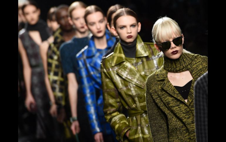 Bottega Veneta incluyó abrigos con doble botonadura, en color teja y cuellos de cuadros. EFE / D. Zennaro