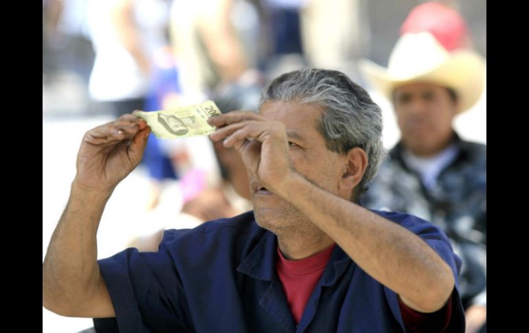 Los billetes apócrifos pegan a comercios, al recibirlo hay que verificar su autenticidad. EL INFORMADOR / ARCHIVO