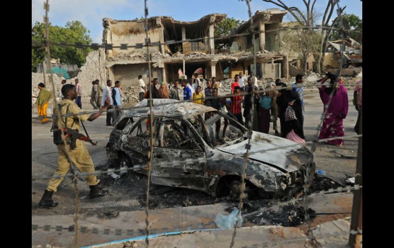 En el primer atentado, los atacantes detonaron un coche bomba delante de un restaurante. AFP / M. Abdiwahab