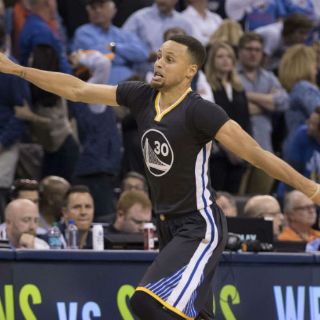 Curry impone marca en triples en triunfo de los Warriors