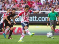 Omar Bravo se encargó del cobro y su disparo fue detenido por Federico Vilar para que prevaleciera el marcador. MEXSPORT / C. de Marchena
