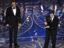 Tom McCarthy (izq) y Josh Singer aceptan el premio a mejor guión original por 'Spotlight'. AP / C. Pizzello