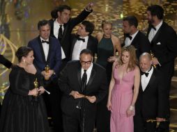 El reparto y productores de la película suben para recibir el premio. AP / C. pizzello