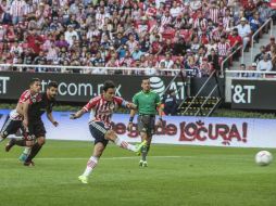 El delantero y capitán de Chivas, Omar Bravo, al momento de disparar el penalti que atajó Federico Vilar. EL INFORMADOR / R. Tamayo