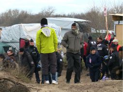 Policías aguardaban, impidiendo el ingreso de periodistas y voluntarios mientras trabajadores quitaban las estructuras una por una. AP / C. Den Hond