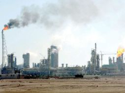 Tras anunciar un plan de recorte presupuestal, la empresa muestra un reporte con caídas del 6.7% en producción de petróleo. NTX / ARCHIVO