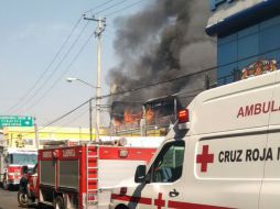 Fuentes locales señalan que el fuego podría haber llegado a una agencia de autos aledaña. TWITTER / @CruzRojaEM