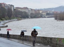 Meteorólogos advierten que la alerta climática se prolongará hasta el martes, sobre todo en el centro y el norte del país. EFE / A. Di Marco