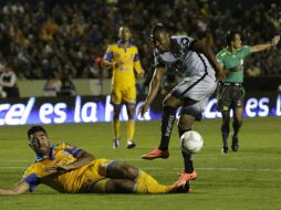 El mediocampista (der) no estará disponible para cuando el América enfrente en la jornada 10 a las Chivas del Guadalajara. MEXSPORT / ARCHIVO