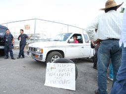 Algunos automovilistas se molestaron por la manifestación, pero apoyaban la causa de los ejidatarios. EL INFORMADOR / R. Tamayo