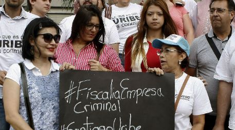 Se manifiestan ante la detención de Santiago Uribe. Acusan que se trata de una persecución al uribismo. EFE / L. Noriega