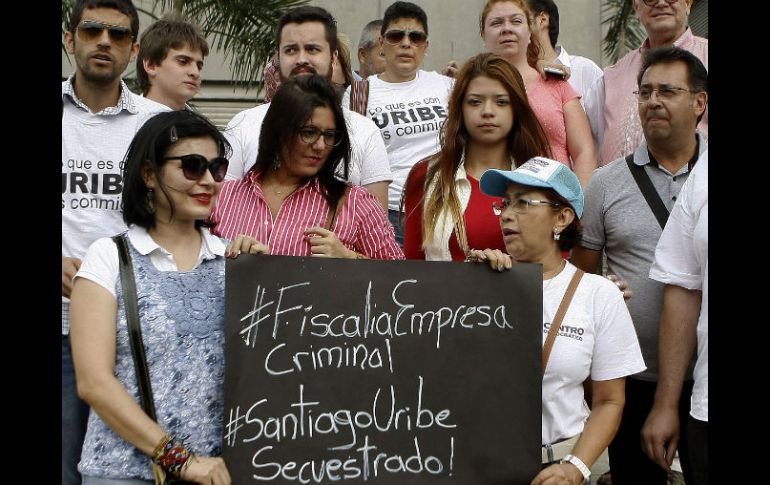 Se manifiestan ante la detención de Santiago Uribe. Acusan que se trata de una persecución al uribismo. EFE / L. Noriega