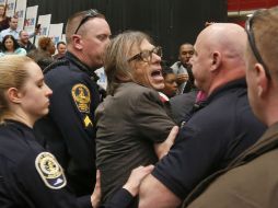 Otro video muestra al fotógrafo levantándose y tratando de alcanzar el cuello del agente, tras lo cual es sacado del lugar. AP / S. Helber