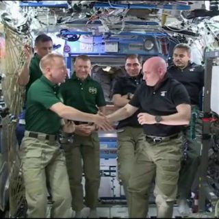 Astronauta y cosmonauta terminan larga misión espacial