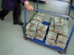 Los billetes, de 100 dólares, estaban distribuidos en 21 paquetes envueltos en cinta de embalaje. AFP / ARCHIVO