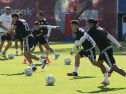 El pastor trabajó con su plantel en jugadas mecanizadas a la ofensiva. TWITTER / @Chivas