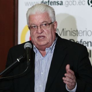 Renuncia ministro de Defensa de Ecuador