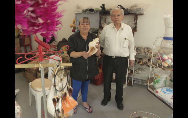 María Elena y Arturo ya atienden su puesto en el Nuevo Mercado Corona, que el próximo domingo abre sus puertas. EL INFORMADOR / F. Atilano