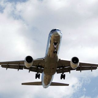 Avión con 200 pasajeros aterriza de emergencia en India