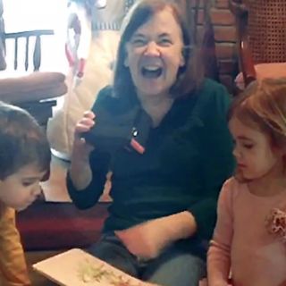 Mujer recupera la vista gracias a las Google Cardboard